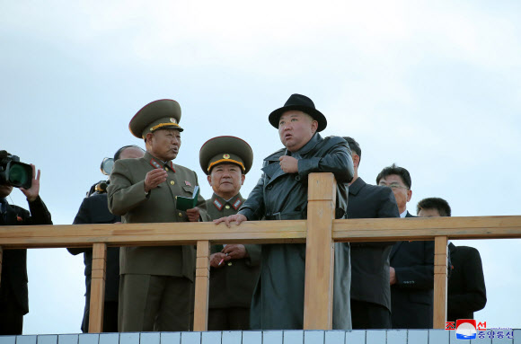 김정은 북한 국무위원장이 노동당 창건일인 10일 함경남도 함주군 연포지구의 대규모 남새(채소)생산기지인 연포온실농장 준공식에 참석해 몸소 준공 테이프를 끊었다고 조선중앙통신이 11일 보도했다. 2022.10.11  평양 조선중앙통신·연합뉴스
