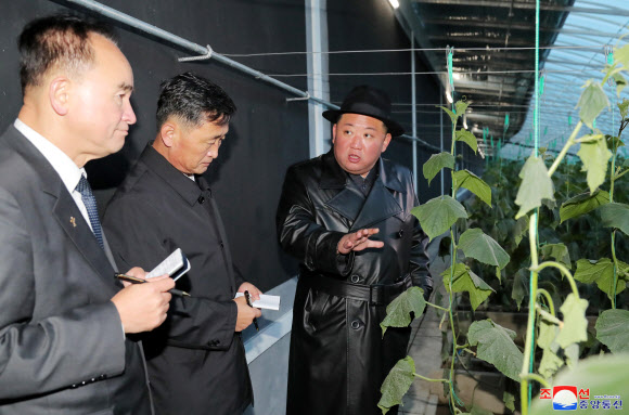 김정은 북한 국무위원장이 노동당 창건일인 10일 함경남도 함주군 연포지구의 대규모 남새(채소)생산기지인 연포온실농장 준공식에 참석해 몸소 준공 테이프를 끊었다고 조선중앙통신이 11일 보도했다. 2022.10.11  평양 조선중앙통신·연합뉴스