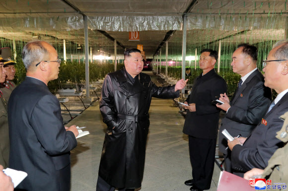 김정은 북한 국무위원장이 노동당 창건일인 10일 함경남도 함주군 연포지구의 대규모 남새(채소)생산기지인 연포온실농장 준공식에 참석해 몸소 준공 테이프를 끊었다고 조선중앙통신이 11일 보도했다. 2022.10.11  평양 조선중앙통신·연합뉴스