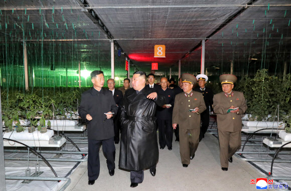 김정은 북한 국무위원장이 노동당 창건일인 10일 함경남도 함주군 연포지구의 대규모 남새(채소)생산기지인 연포온실농장 준공식에 참석해 몸소 준공 테이프를 끊었다고 조선중앙통신이 11일 보도했다. 2022.10.11  평양 조선중앙통신·연합뉴스