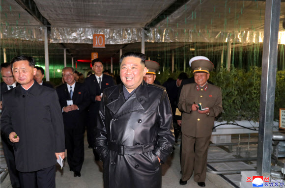 김정은 북한 국무위원장이 노동당 창건일인 10일 함경남도 함주군 연포지구의 대규모 남새(채소)생산기지인 연포온실농장 준공식에 참석해 몸소 준공 테이프를 끊었다고 조선중앙통신이 11일 보도했다. 2022.10.11  평양 조선중앙통신·연합뉴스