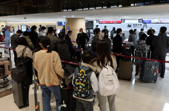 코로나19 확산으로 중단됐던 한국인의 무비자(사증 면제) 일본 관광이 재개된 11일 오전 김포국제공항 아시아나항공 국제선 카운터에서 탑승객들이 김포~하네다 항공편 탑승수속을 위해 기다리고 있다. 2022.10.11  연합뉴스