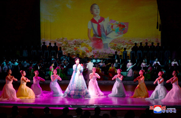 북한 각지서 당창건 77주년 경축