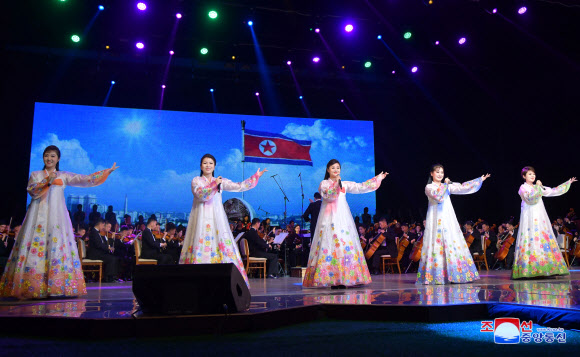 북한 각지서 당창건 77주년 경축