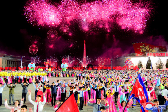 북한, ‘당창건 77주년’ 청년학생들 야회 및 축포발사