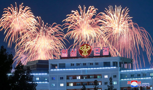 북한, ‘당창건 77주년’ 청년학생들 야회 및 축포발사