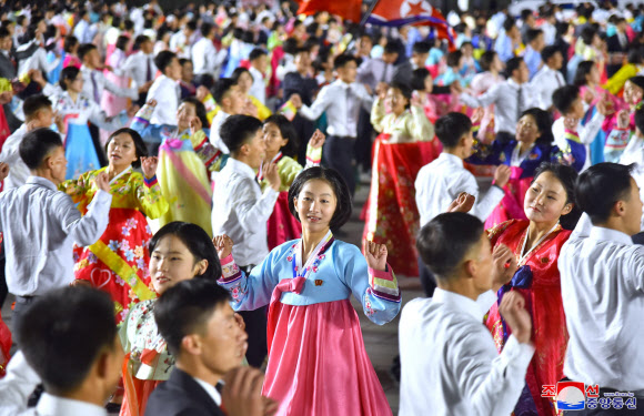 북한, ‘당창건 77주년’ 청년학생들 야회 및 축포발사