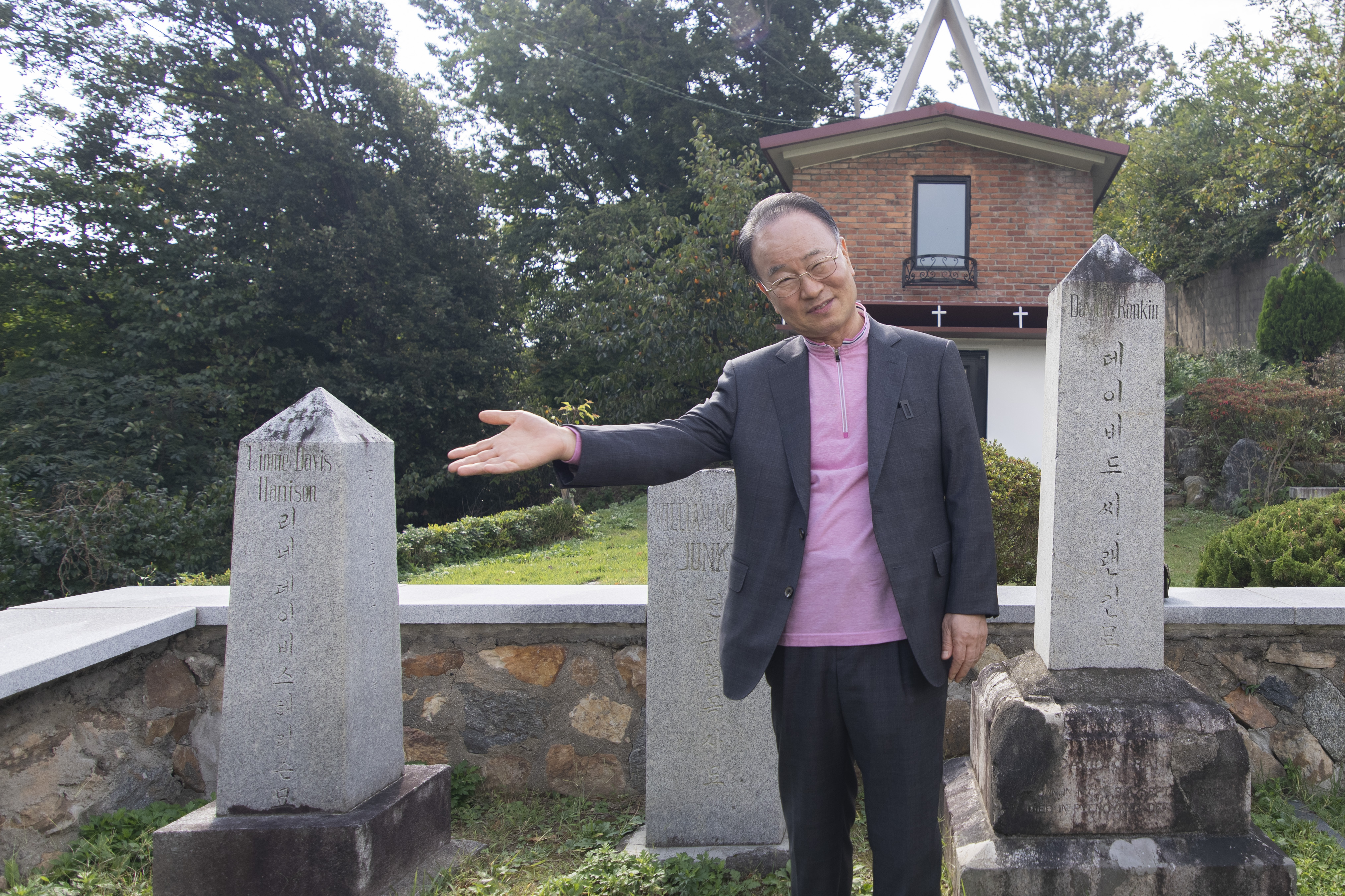 전주 선교사 묘역에서 설명 중인 류영모 목사