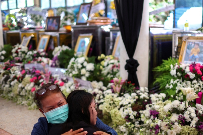 9일(현지시간) 태국 농부아람푸주 우타이사완의 한 사원에서 열린 장례식에서 희생자의 가족들이 서로 위로하고 있다. 로이터연합뉴스