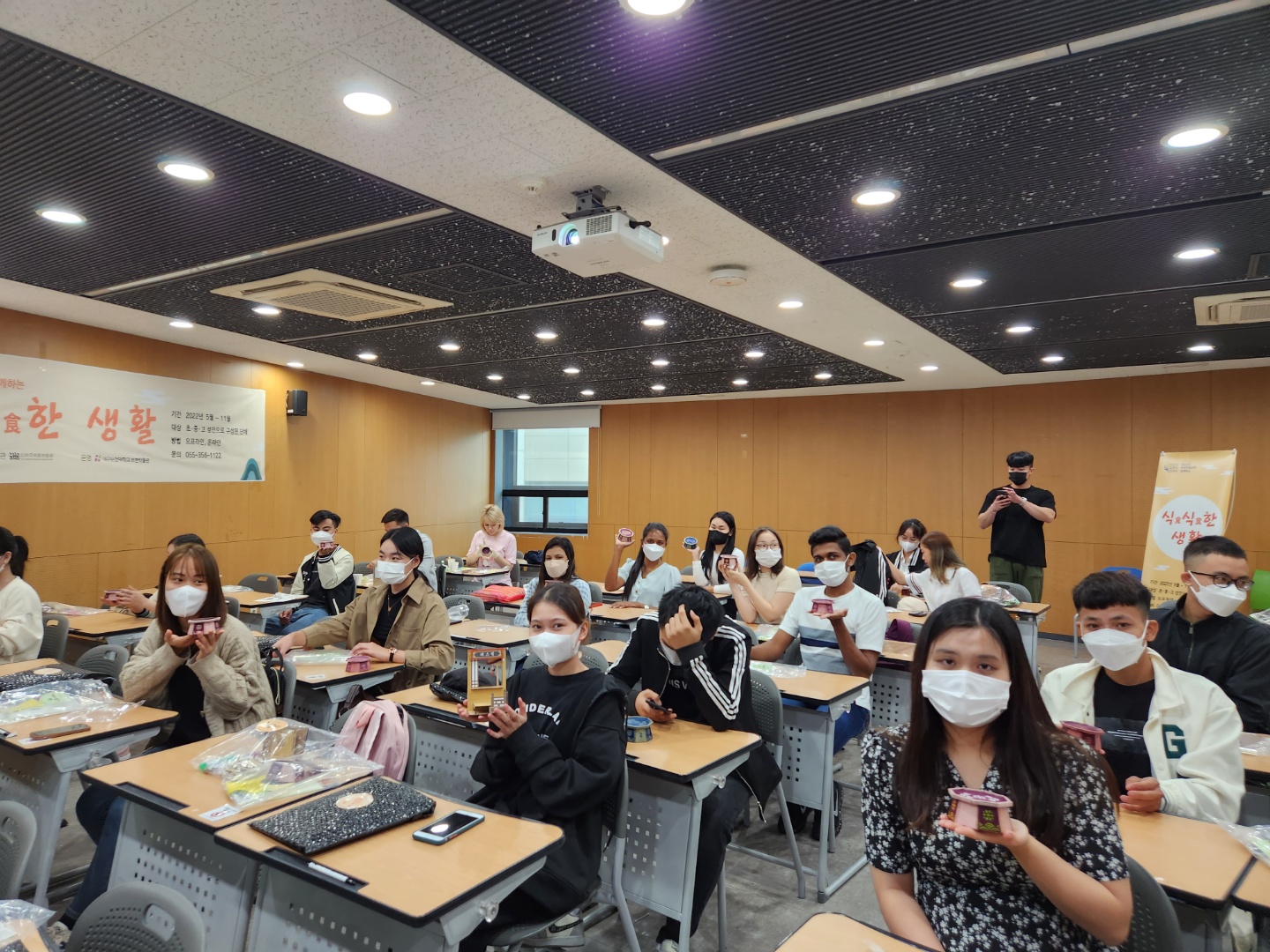 대구보건대 외국인 유학생들이 대학 보현박물관에서 개최하는 ‘식(食)식食한 생활‘ 프로그램에 참여하고 있는 모습
