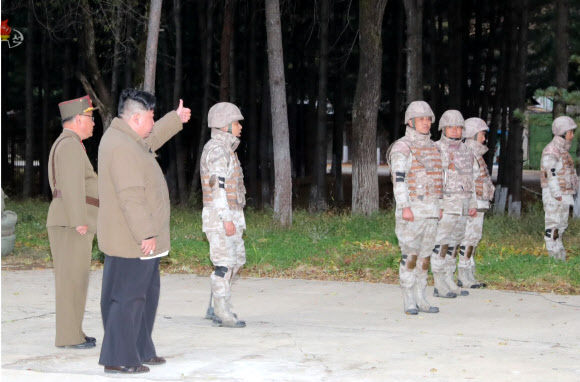 조선중앙TV는 김정은 북한 국무위원장이 지난달 25일부터 이달 9일까지 인민군 전술핵운용부대 등의 군사훈련을 지도했다고 11일 보도했다. 2022.10.11 사진=조선중앙TV 캡처