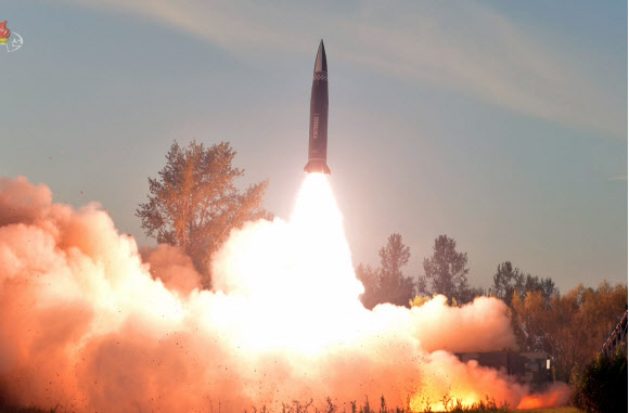 조선중앙TV는 김정은 북한 국무위원장이 지난달 25일부터 이달 9일까지 인민군 전술핵운용부대 등의 군사훈련을 지도했다고 11일 보도했다. 2022.10.11 사진=조선중앙TV 캡처