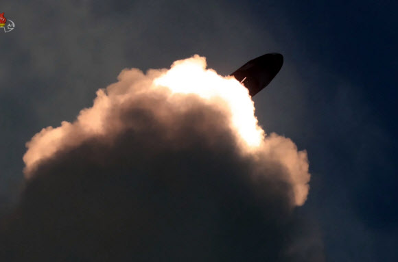 조선중앙TV는 김정은 북한 국무위원장이 지난달 25일부터 이달 9일까지 인민군 전술핵운용부대 등의 군사훈련을 지도했다고 11일 보도했다. 2022.10.11 사진=조선중앙TV 캡처