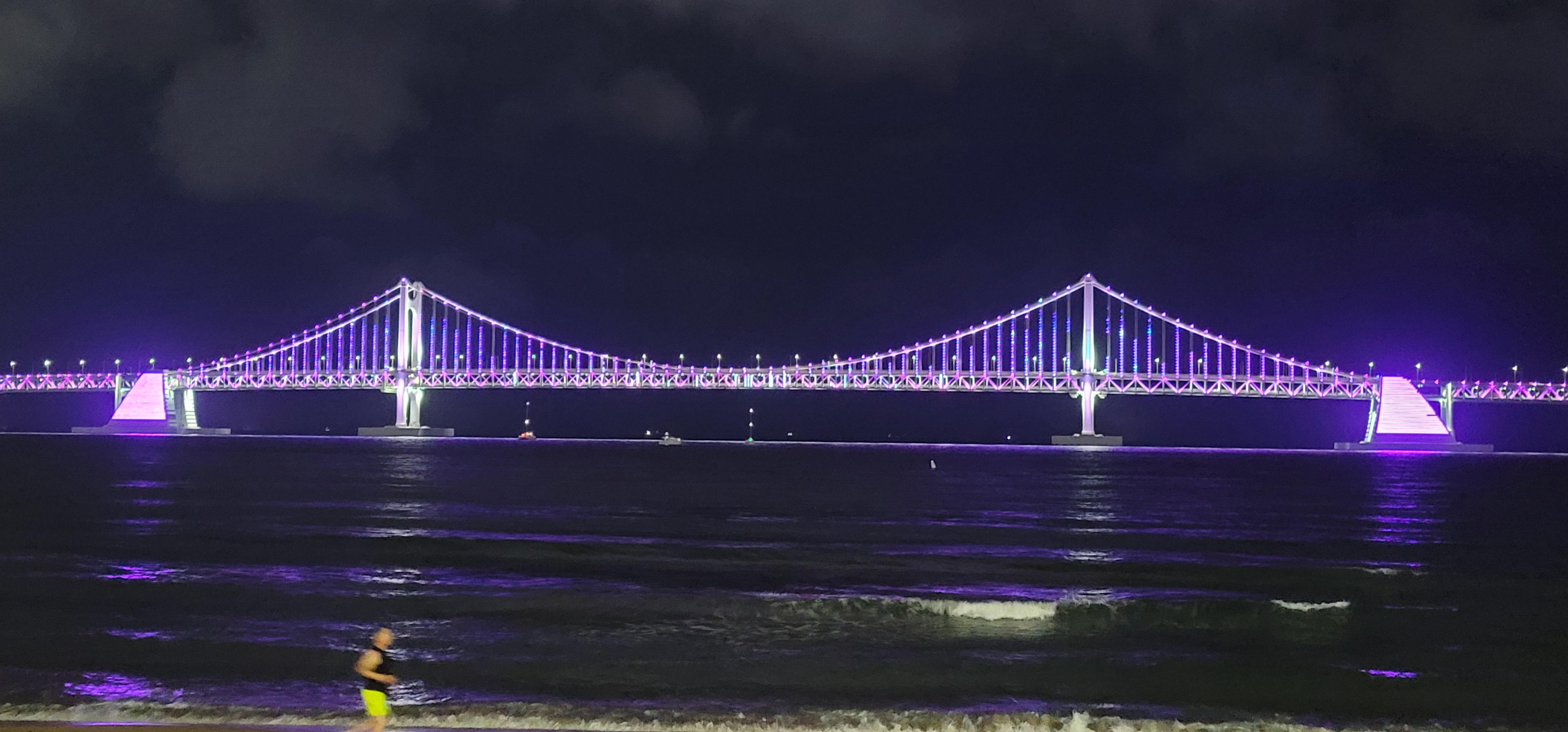 보라색으로 경관 조명을 밝힌 부산 광안대교. 부산시 제공