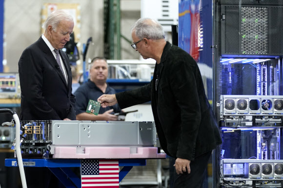 6일(현지시간) 조 바이든 미국 대통령이 뉴욕주 포킵시에 있는 IBM 공장을 견학하면서 IBM 칩과 메모리카드 등을 살펴보고 있다. 바이든 행정부는 지난 7일 대중 반도체 수출을 제한하는 규제 조치를 발표했다. 뉴욕 AP 연합뉴스