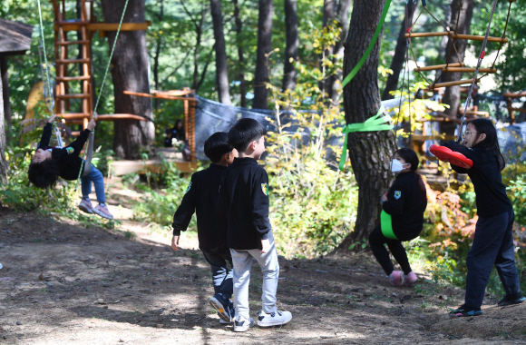 숲 학교에 참가한 아이들이 각자 하고 싶은 놀이를 하며 즐거운 시간을 보내고 있다.