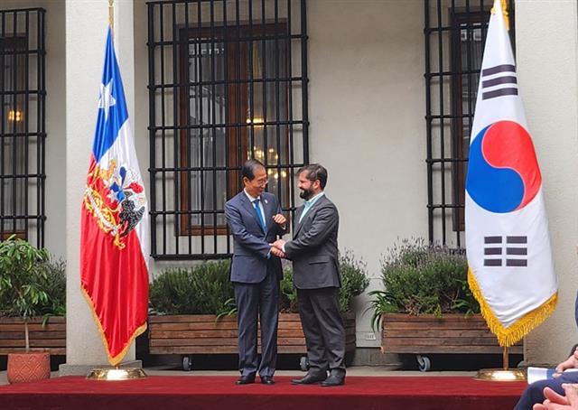 악수 나누는 한덕수-보리치 대통령