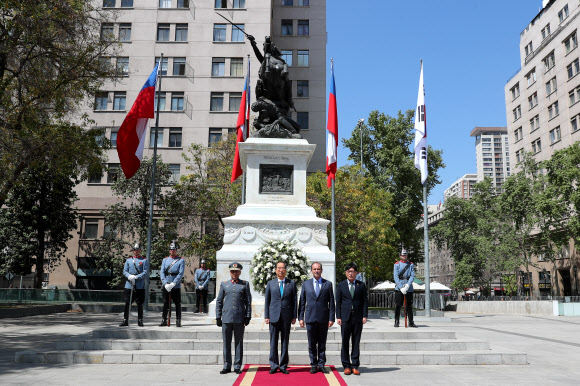칠레 건국영웅 오히긴스 장군 동상에 헌화 마친 한덕수 총리