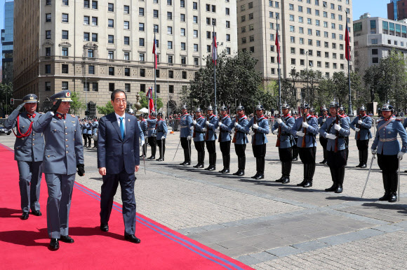 칠레 공식 환영식서 의장대 사열하는 한덕수 총리