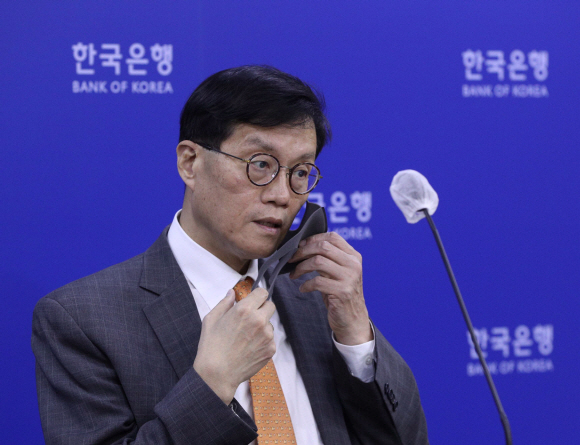 이창용 한국은행 총재가 12일 오전 서울 중구 한국은행에서 열린 기자간담회에서 기준금리 인상에 대해 설명하고 있다. 2022.10.12 사진공동취재단