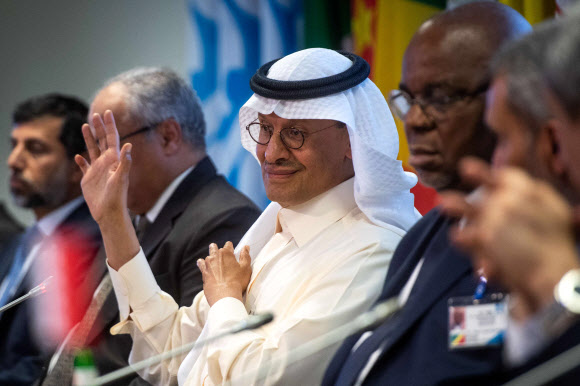 지난 5일(현지시간) 오스트리아 빈에서 열린 OPEC+ 각료회의에서 압둘아지즈 빈 살만 사우디아라비아 에너지부 장관이 기자회견에서 손짓하고 있다. 빈 AFP 연합뉴스