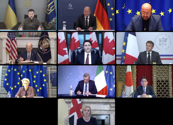 11일(현지시간) 화상으로 열린 주요 7개국(G7) 정상회의에서 G7 수장들이 러시아의 우크라이나 미사일 공격을 비판하고 우크라이나에 대한 전방위 지원을 약속하고 있다. 맨 위쪽 왼쪽부터 볼로디미르 젤렌스키 우크라이나 대통령, 올라프 숄츠 독일 총리, 샤를 미셸 유럽연합(EU) 정상회의 상임의장, 둘째줄 조 바이든 미국 대통령, 쥐스탱 트뤼도 캐나다 총리, 에마뉘엘 마크롱 프랑스 대통령, 셋째줄 우르줄라 폰데어라이엔 EU 정상회의 집행위원장, 마리오 드라기 이탈리아 총리, 기시다 후미오 일본 총리, 맨 아랫줄 리즈 트러스 영국 총리. 키이우 UPI 연합뉴스