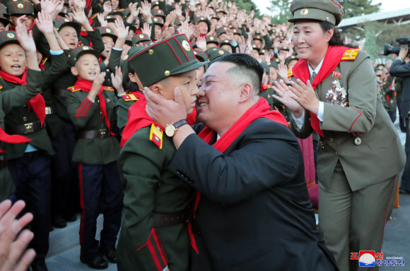 북한 김정은, ‘김정일 모교’ 만경대혁명학원 방문 “더한 역경도 승리”
