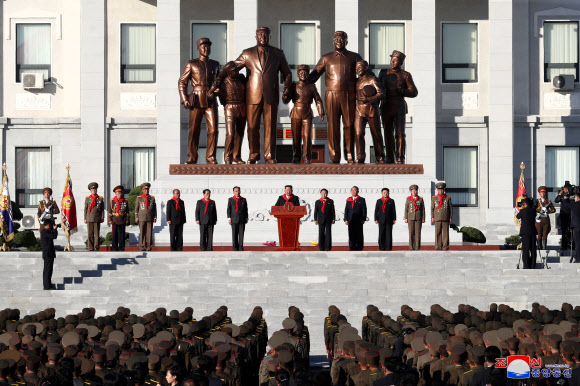 북한 김정은, ‘김정일 모교’ 만경대혁명학원 방문 “더한 역경도 승리”