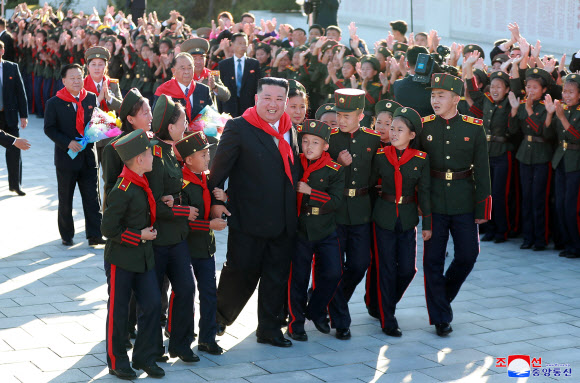 북한 김정은, ‘김정일 모교’ 만경대혁명학원 방문 “더한 역경도 승리”