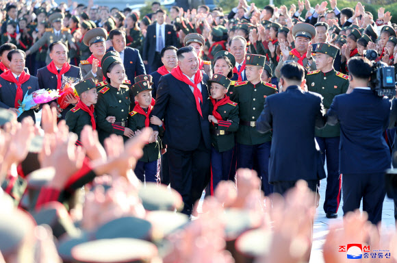 북한 김정은, ‘김정일 모교’ 만경대혁명학원 방문 “더한 역경도 승리”