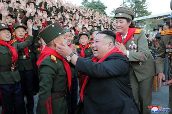 북한 김정은, ‘김정일 모교’ 만경대혁명학원 방문 “더한 역경도 승리”