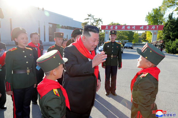 북한 김정은, ‘김정일 모교’ 만경대혁명학원 방문 “더한 역경도 승리”