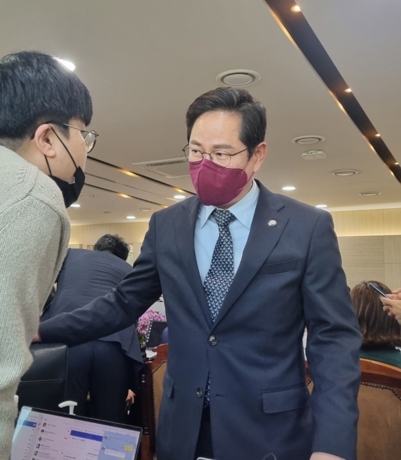 박수영 국민의힘 의원이 지난 11일 전남 나주 한국전력공사 국정감사장에서 선 채로 보좌진과 전략을 논의하고 있다. 나주 고혜지 기자