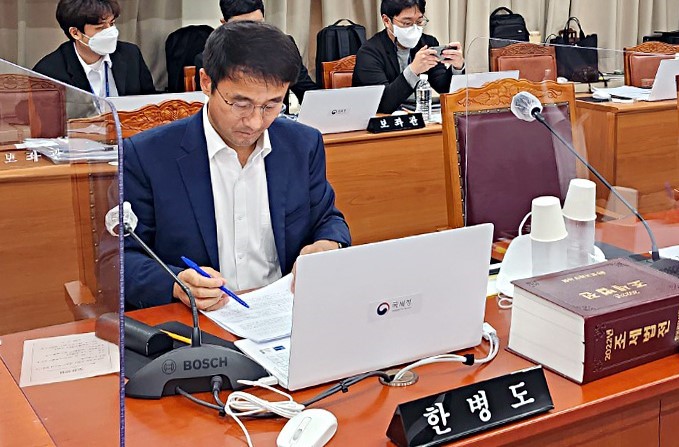 한병도 더불어민주당 의원이 12일 국세청 국정감사가 열리는 세종 국세청 청사 국감장에서 점심 식사 후 자투리 시간을 활용해 오후 질의 내용을 점검하고 있다. 세종 김가현 기자