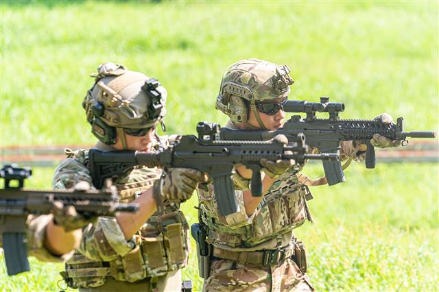 육군 장병들이 STC16 기관단총으로 사격 훈련을 하고 있는 모습. SNT그룹 제공