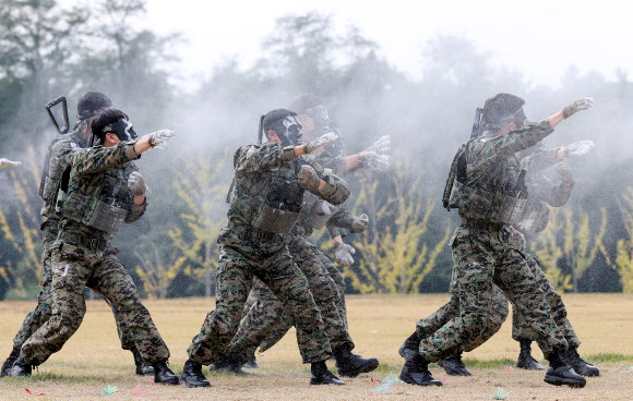 품새 선보이는 11공수특전여단 장병들