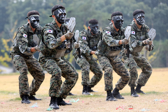 품새 선보이는 11공수특전여단 장병들