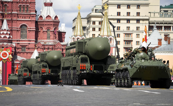 지난 5월 9일(현지시간) 러시아 모스크바에서 열린 제 2차 세계대전 종전 77주년을 기념하는 열병식에서 러시아의 RS-24 야르스 탄도미사일이 옮겨지고 있다. 야르스는 최대 사거리가 1만 2000km에 달하고 최대 10기의 핵탄두를 장착할 수 있다. 모스크바 AP 연합뉴스