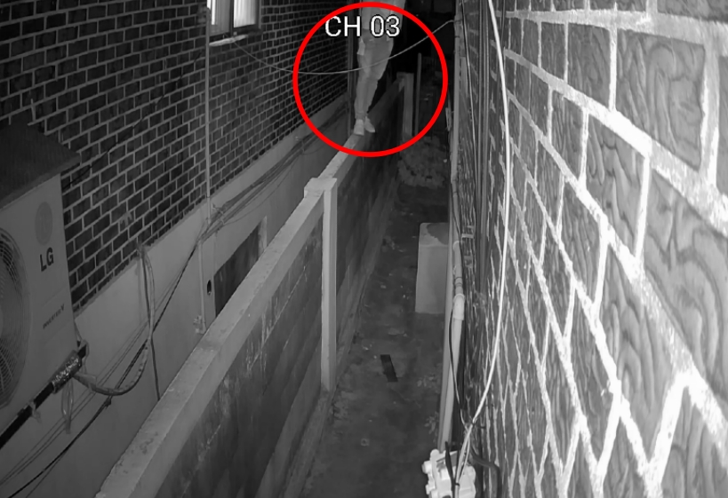 담벼락 위에 올라서서 욕실 창문을 쳐다보는 남성의 모습이 CCTV에 포착됐다. 온라인 커뮤니티 ‘보배드림’