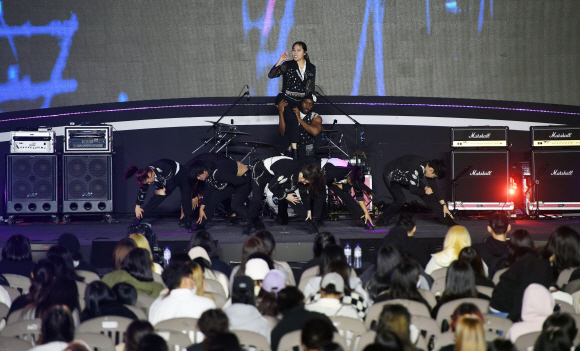 미국 대표 프리즘 크루의 공연. 박윤슬 기자