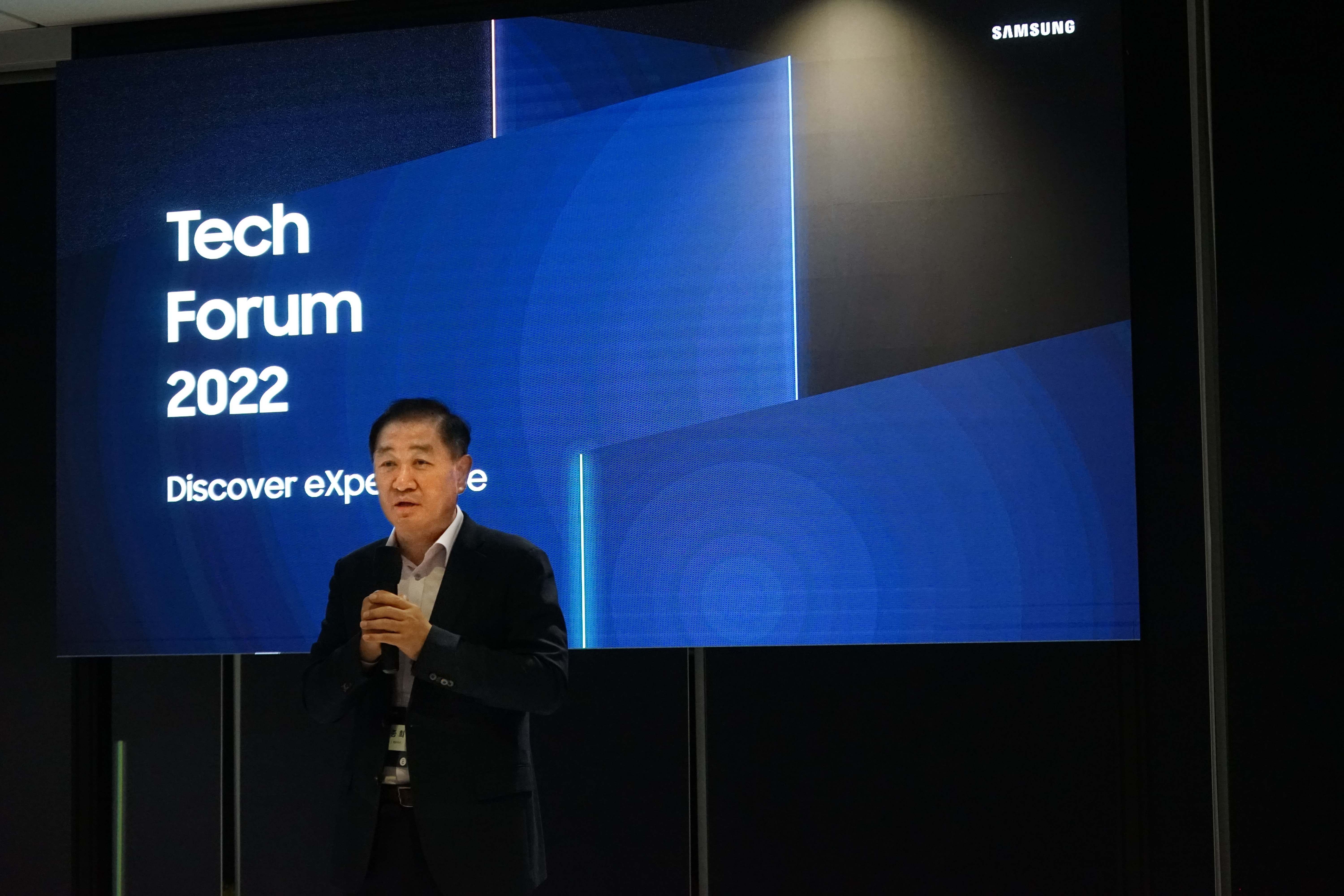 한종희 삼성전자 부회장이 13일(현지시간) 미국 실리콘밸리 삼성리서치 아메리카에서 열린 ‘테크 포럼 2022’에서 회사의 비전을 설명하고 있다. 삼성전자 제공