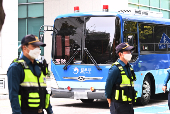 아동 성범죄자 김근식(54)이 탑승한 호송버스가 16일 오후 경기도 안양시 동안구 수원지방검찰청 안양지청으로 들어가고 있다. 김근식은 2006년 5~9월 수도권에서 미성년자 11명을 성폭행한 혐의로 15년을 선고받고 복역중이다. 2022. 10. 16 박윤슬 기자