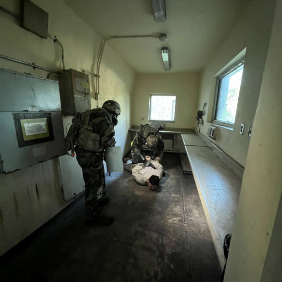 미 2사단 제23화생방핵고폭탄방어대대(23d CBRNE)가 지난주 화생방 탐색과 제독 등 화생방전 대응 역량을 검증하는 훈련을 진행했다며 16일 소셜미디어에 글과 사진 10장을 올렸다. 사진은 주한미군이 공개한 화생방핵방어 부대 훈련 사진. 2022.10.16  제23화생방핵고폭탄방어대대 페이스북 계정 갈무리