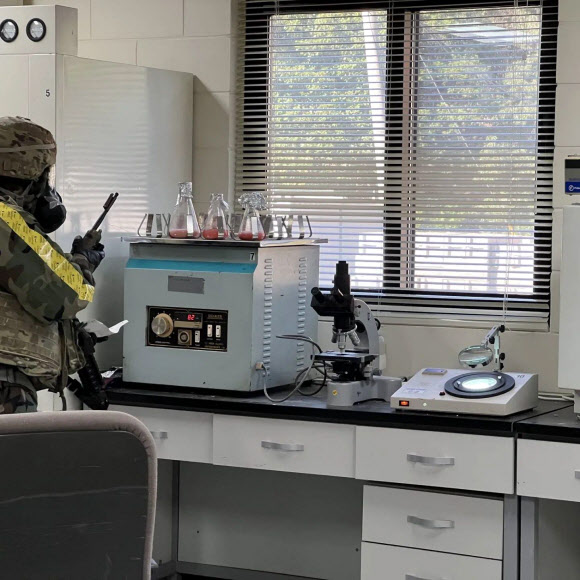 미 2사단 제23화생방핵고폭탄방어대대(23d CBRNE)가 지난주 화생방 탐색과 제독 등 화생방전 대응 역량을 검증하는 훈련을 진행했다며 16일 소셜미디어에 글과 사진 10장을 올렸다. 사진은 주한미군이 공개한 화생방핵방어 부대 훈련 사진. 2022.10.16  제23화생방핵고폭탄방어대대 페이스북 계정 갈무리