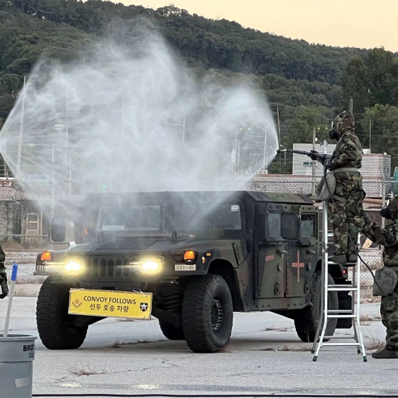 미 2사단 제23화생방핵고폭탄방어대대(23d CBRNE)가 지난주 화생방 탐색과 제독 등 화생방전 대응 역량을 검증하는 훈련을 진행했다며 16일 소셜미디어에 글과 사진 10장을 올렸다. 사진은 주한미군이 공개한 화생방핵방어 부대 훈련 사진. 2022.10.16  제23화생방핵고폭탄방어대대 페이스북 계정 갈무리