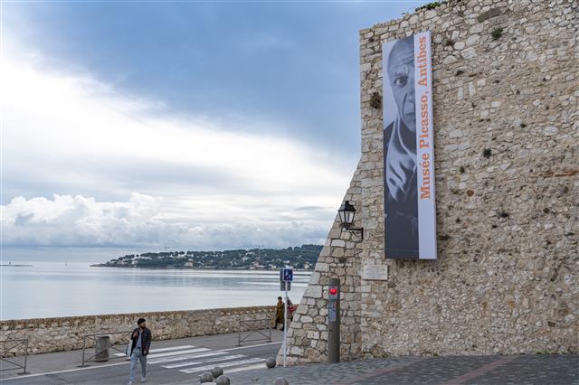 프랑스 남부 바닷가 앙티브에 자리한 피카소 미술관. 리비에라 해안을 바라보며 지어졌고 그리말디 성곽에 둘러싸인 미술관은 피카소뿐만 아니라 미로 등 기념비적인 아티스트들의 작품을 품고 있다.  이승원 작가 제공