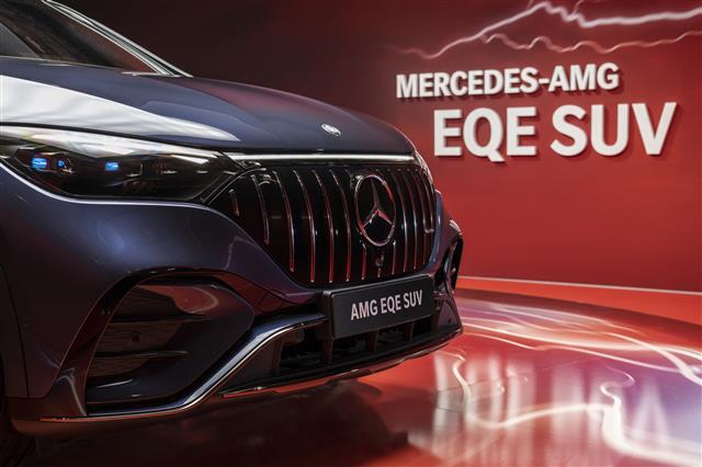 ‘더 뉴 AMG EQE SUV’의 전면부. 내연기관 시절 프런트 그릴이 연상되는 크롬 수직 스트럿과 삼각별 로고가 인상적이다.  메르세데스벤츠 제공