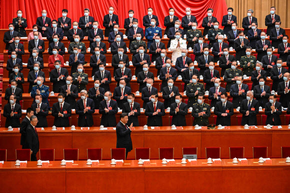 16일 중국 베이징 인민대회당에서 개막한 제20차 공산당 전국대표대회(당대회)에서 시진핑(맨 앞줄 오른쪽) 국가주석이 등장하자 대의원들이 일어나 박수를 보내고 있다. 왼쪽은 후진타오 전 주석. 시 주석의 장기 집권 체제 구축이 확실시되는 가운데 정적으로 분류된 ‘상하이방’의 장쩌민 전 주석과 주룽지 전 국무원 총리는 개막식에 나타나지 않았다. 베이징 AFP 연합뉴스