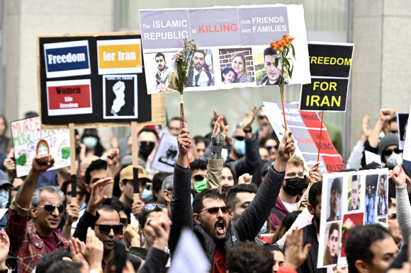 히잡을 제대로 쓰지 않았다는 이유로 경찰에 체포된 후 의문사한 마흐사 아미니(22)를 지지하는 이란 교민들이 캐나다 오타와에서 연대 시위를 벌이고 있다. 2022.9.25 AP 연합뉴스