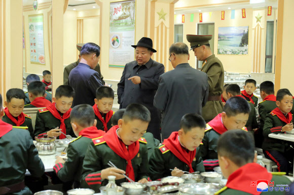 김정은, 나흘만에 만경대학원 재방문…“혁명의 귀중한 보배”